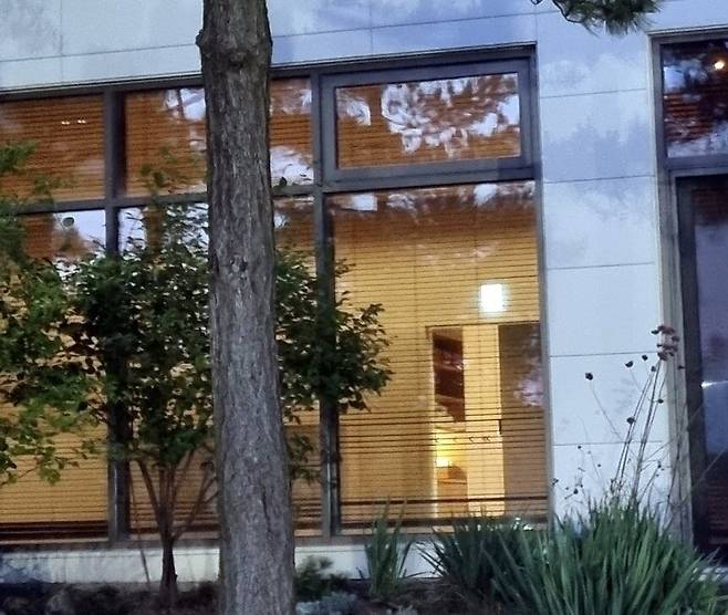 창문을 통해 노출된 사우나 내부