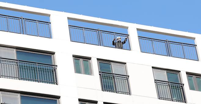 지난해 1월 15일 경기 김포의 한 아파트 옥상에서 한 작업자가 측량을 하고 있다. /뉴스1