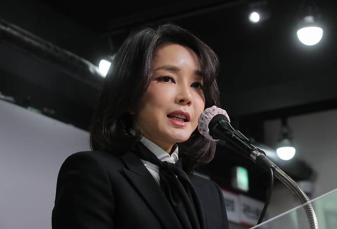윤석열 당시 국민의힘 대선 후보 부인 김건희 여사가 지난 2021년 12월 서울 여의도 당사에서 자신의 허위 이력 의혹과 관련해 대국민 사과를 하고 있다. /뉴스1