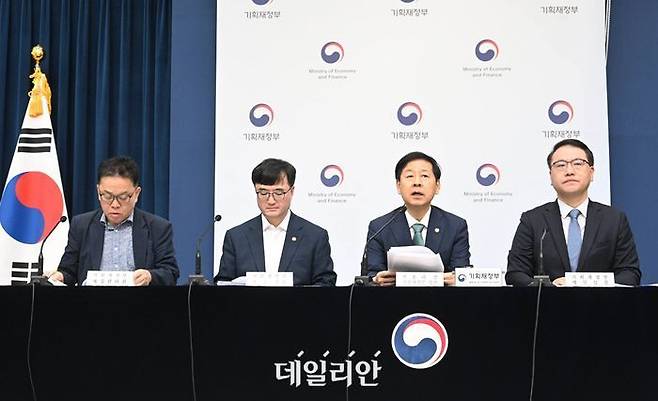 구윤철 경제부총리 겸 기획재정부 장관(오른쪽 두 번째)이 지난 28일 정부세종청사에서 중앙동에서 열린 2026년 예산안 및 2025~2029년 국가재정운용계획 상세브리핑에서 발표문을 낭독하고 있다.ⓒ기획재정부