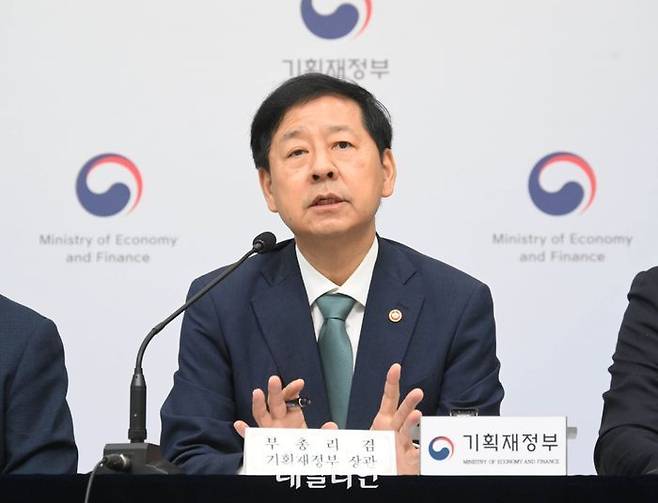 구윤철 경제부총리 겸 기획재정부 장관이 지난 28일 정부세종청사에서 중앙동에서 열린 2026년 예산안 및 2025~2029년 국가재정운용계획 상세브리핑에서 발표문을 낭독하고 있다.ⓒ기획재정부