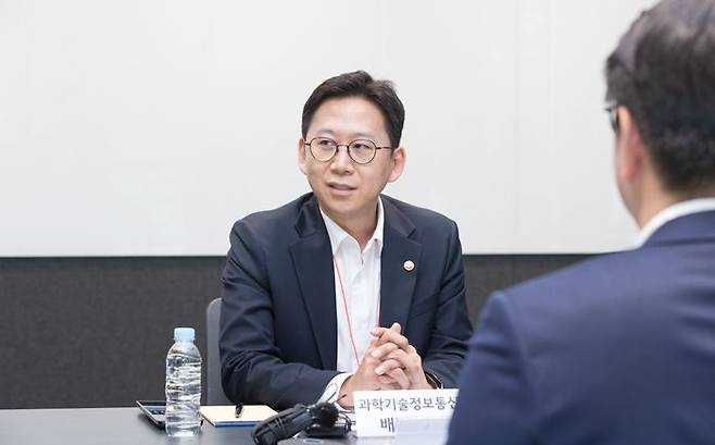배경훈 과학기술정보통신부 장관이 29일 오후 경기도 안산시 상록구 카카오데이터센터 안산에서 열린 '첨단 GPU 확보 및 AI 고속도로 현장간담회'에서 관계자들과 토론하고 있다.ⓒ과학기술정보통신부