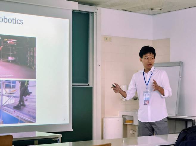 이효상 네덜란드 에인트호번대 교수가 지난 28일(현지시간) 오스트리아 빈 공과대학에서 로봇 피부에 대해 발표하고 있다. 빈(오스트리아)=한국과학기자협회 공동취재단 제공