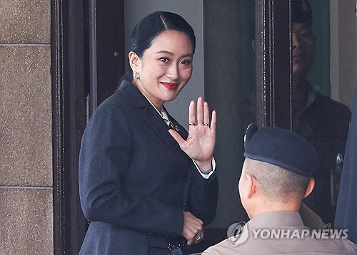 29일(현지시간) 직무정지된 패통탄 친나왓 태국 총리가 헌법재판소의 총리 해임 판결에 앞서 태국 방콕의 정부 관저에 도착하는 모습. [방콕 로이터=연합뉴스]