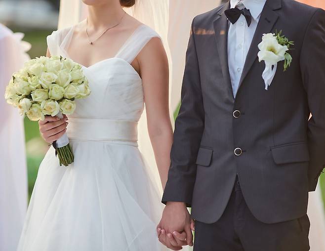 미래의 결혼식은 과거의 장엄함과 현재의 자유로움을 블렌딩한 형태가 될 것이다. 주례는 사라질지 몰라도 ‘의미를 부여하는 순간’은 남을 것이고, 형식은 간소해져도 ‘공동체의 축복’은 계속될 것이다. /셔터스톡