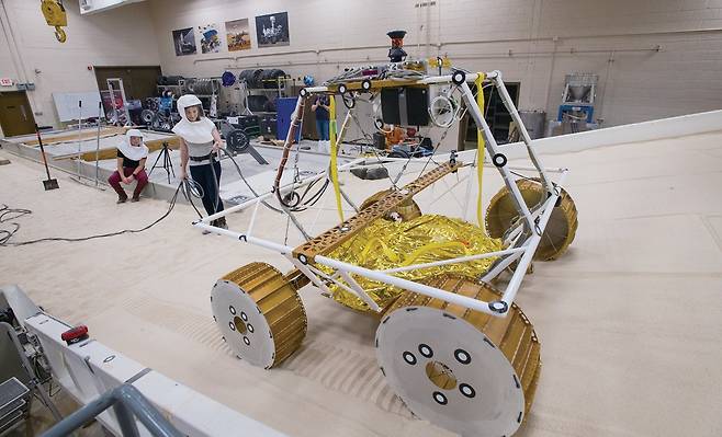달 탐사용으로 개발한  바이퍼 로버의 지상 시험. 지구의 6분의 1에 불과한 달 중력에 맞춰 로버 무게를  줄여 시험했지만, 토양은 지구 조건을 적용해 잘못된 결과를 낸 것으로 나타났다. /NASA