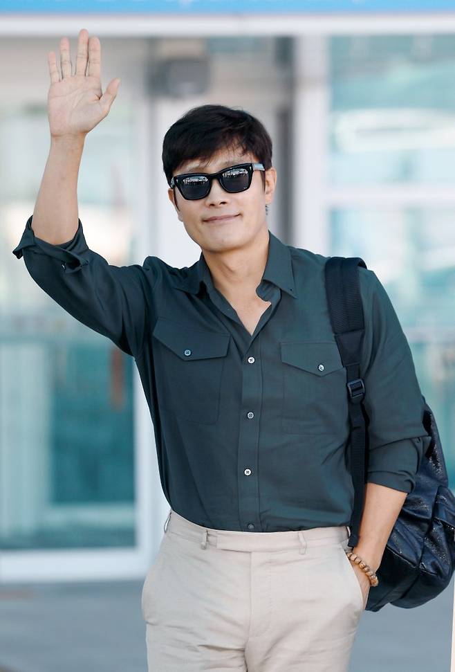 배우 이병헌이 베니스국제영화제 참석을 위해 27일 오전 인천국제공항을 통해 파리로 출국하기 전 인사를 하고 있다. 뉴스1