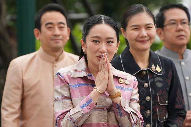 [방콕=AP/뉴시스] 패통탄 친나왓 태국 총리가 24일(현지 시간) 내각 회의가 열리는 방콕 총리실에 도착하고 있다. 패통탄 총리는 지난 15일 훈센 캄보디아 총리와 통화하면서 훈센 총리를 '삼촌'이라 부르고 자국 군사 지휘관을 폄하하는 등의 발언을 했다. 이 내용이 훈센에 의해 유출되자 총리는 대국민 사과로 사태 수습에 나섰으나 민심은 총리 탄핵 추진으로 이어지고 있다. 2025.06.24. /사진=뉴시스