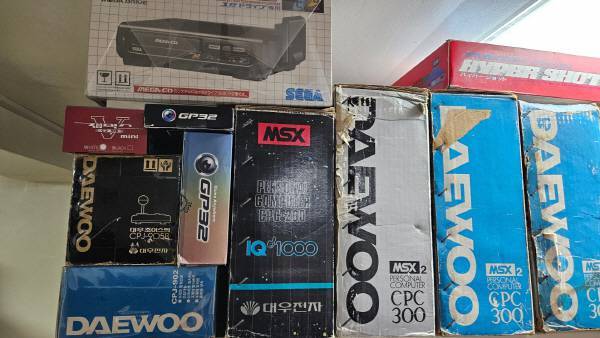 메가CD1 박스셋과 GP32, 대우 MSX2인 아이큐 2000 박스셋들이 보인다