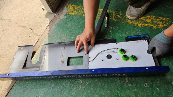 이 패널에 스틱을 넣어야했기 때문에 기존의 오리지널 패널을 가져다대고 간격을 맞춘 후