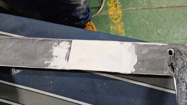 패널 윗부분을 작업한 모습