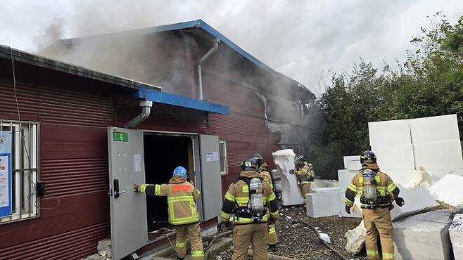 지난 28일 오후 3시52분께 경기 고양시 일산서구 법곳동 한 농업용 창고에서 용접 작업 중 폭발로 화재가 발생했다. 경기북부소방재난본부 제공