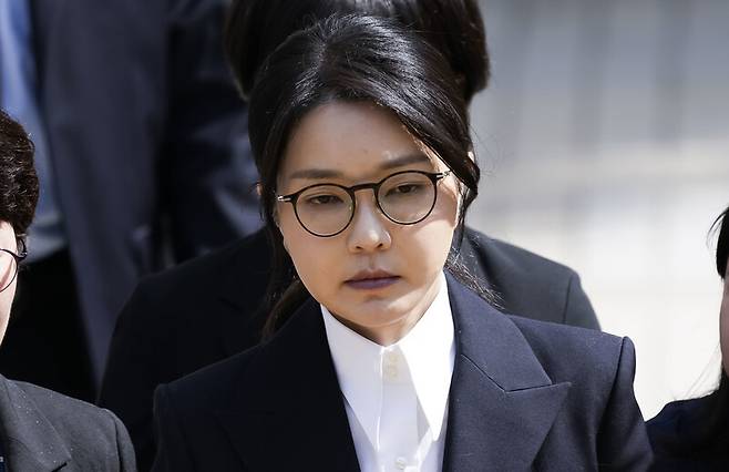윤석열 전 대통령 부인 김건희 여사가 지난 12일 오후 서울 서초구 서울중앙지법에서 열린 구속 전 피의자 심문(영장실질심사)을 마치고 법원을 나서고 있다. 사진공동취재단