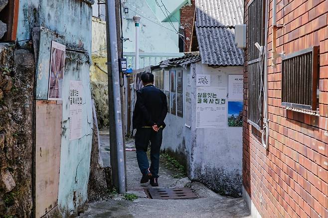 부산 영도구 봉래동 골목길에서 전시하고 있는 ‘내 기억 속 초상, 삶을 잇는 골목 사진전’ 모습. 비주류사진관 제공