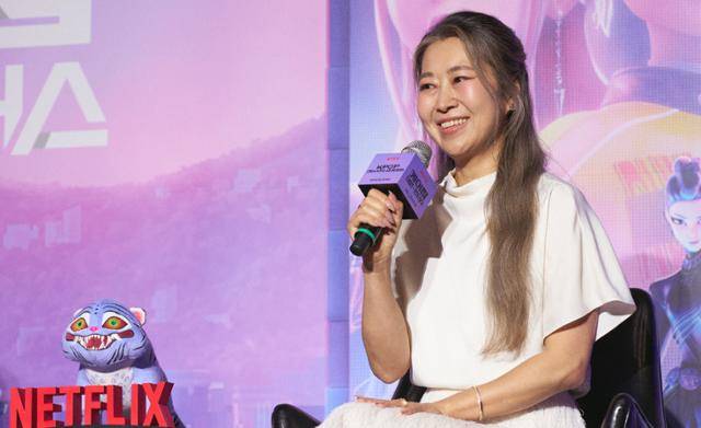 '케이팝 데몬 헌터스'를 연출한 매기 강 감독이 22일 서울 용산구 CGV용산아이파크몰에서 열린 기자간담회에서 발언하고 있다. 넷플릭스 제공