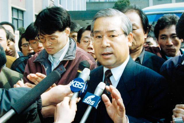 장세동 전 안기부장이 1993년 3월 8일 '용팔이 사건' 관련 조사차 서울지검 남부지검에 출석하며 기자들에게 혐의를 부인하고 있다. 한국일보 자료사진