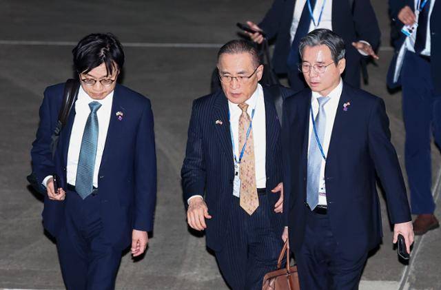 김정관 산업통상자원부 장관(왼쪽부터), 위성락 국가안보실장, 김용범 대통령실 정책실장이 28일 새벽 미국 순방 일정을 마치고 경기도 성남 서울공항을 통해 귀국해 대화하고 있다. 뉴스1