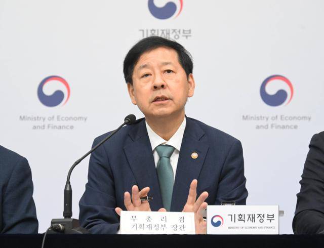 구윤철 부총리 겸 기획재정부 장관이 28일 정부세종청사 중앙동에서 열린 '2026년 예산안' 상세브리핑에서 발표문을 낭독하고 있다. 기획재정부 제공