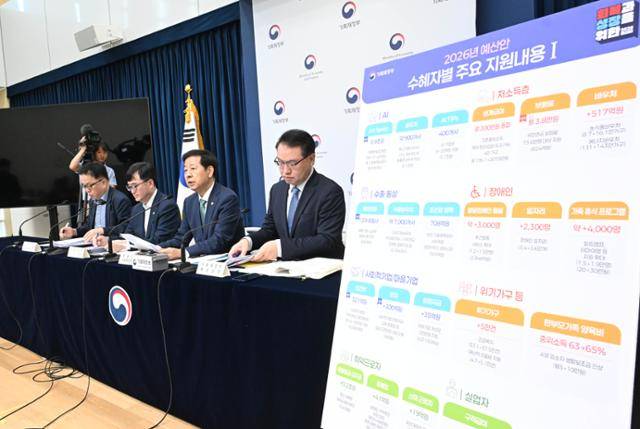 구윤철 부총리 겸 기획재정부 장관이 지난 28일 정부세종청사 중앙동에서 열린 '2026년 예산안' 상세브리핑에서 발표문을 낭독하고 있다. 왼쪽부터 안상열 기재부 재정관리관, 임기근 기재부 2차관, 구 부총리, 유병서 기재부 예산실장. 기획재정부 제공