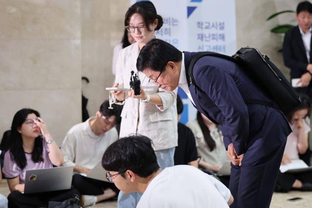 최교진 부총리 겸 교육부장관 후보자가 14일 서울 여의도 한국교육시설안전원에 마련된 인사청문회 준비 사무실로 출근하며 인사하고 있다. 뉴시스