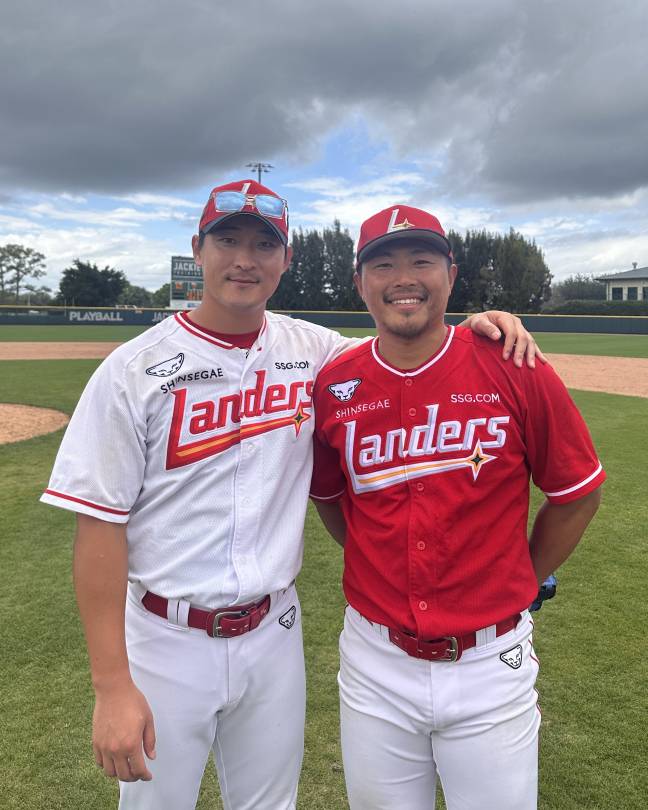 2025시즌 SSG 플로리다 1차 캠프 MVP인 타자 하재훈(왼쪽)과 투수 한두솔. SSG 제공