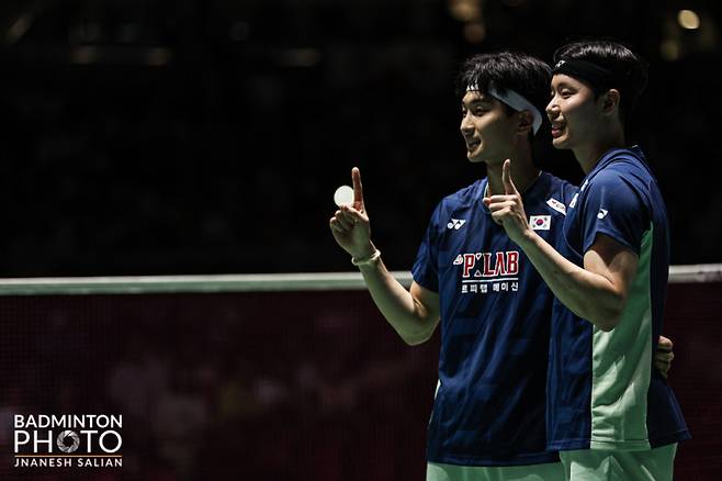 20일 일본 오픈 결승전에서 승리한 뒤 포즈를 취하고 있는 서승재(왼쪽)과 김원호. 사진=대한배드민턴협회