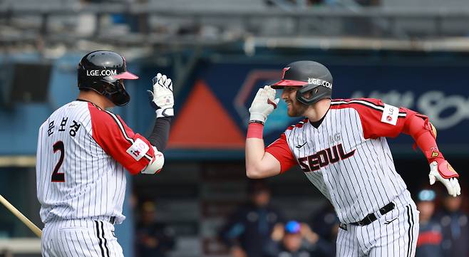 <yonhap photo-5751=""> 오스틴 '나도 홈런 추가' (서울=연합뉴스) 신현우 기자 = 23일 서울 잠실야구장에서 열린 프로야구 2025 신한 SOL 뱅크 KBO리그 롯데 자이언츠와 LG 트윈스의 경기. 5회말 2사 LG 오스틴이 솔로 홈런을 친 뒤 다음 타석을 준비하는 문보경과 기뻐하고 있다. 2025.3.23 nowwego@yna.co.kr/2025-03-23 15:35:39/ <저작권자 ⓒ 1980-2025 ㈜연합뉴스. 무단 전재 재배포 금지, AI 학습 및 활용 금지></yonhap>