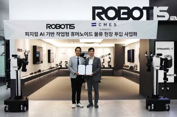 이성호 씨메스 대표(왼쪽)와 김병수 로보티즈 대표(오른쪽)가 협약서를 들고 기념촬영을 하고 있다. [사진=로보티즈]