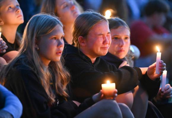 지난 27일(현지시간) 미국 미네소타주 미니애폴리스의 한 가톨릭 학교에서 총격 사고로 사망한 어린이들을 추모하고 있다. [사진=EPA/연합뉴스]