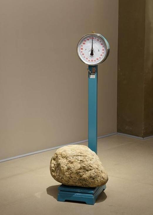 ‘계량기와 돌’, 1970(2003 재제작), 현재 국립현대미술관 서울관에 전시돼 있다. 무거운 돌이 올려져 있으나 계량기 눈금은 ‘0’을 가리킨다. [사진 국립현대미술관]