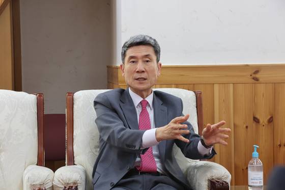 이강덕 경북 포항시장이 임기 1년을 남겨두고 그간의 성과와 소회에 대해 인터뷰하고 있다. 사진 포항시