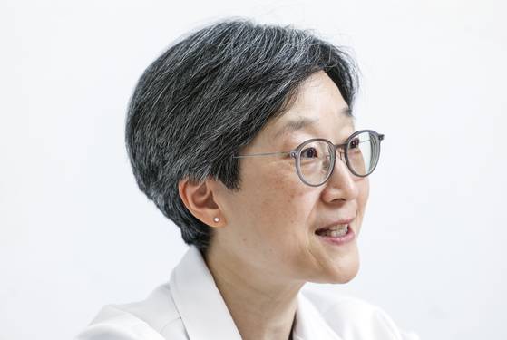 강희경 서울대 의대 소아청소년과 교수(전 서울의대-서울대병원 교수비대위원장)가 지난 5일 서울 종로구 서울대병원에서 중앙일보와 인터뷰하고 있다. 김성룡 기자 .