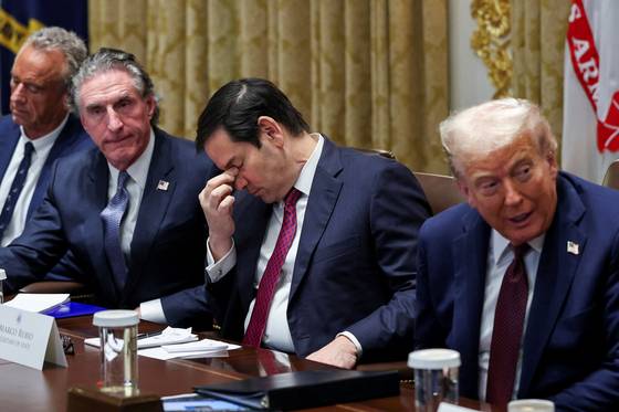 도널드 트럼프 미국 대통령은 26일(현지시간) 백악관에서 국무회의를 주재하며 동맹국에 대한 관세 정책과 자신의 안보 정책을 성과로 제시했다. 해당 발언이 이어지는 가운데 미국의 외교와 안보를 주도하는 마코 루비오 국무장관이 불편한 표정을 짓고 있다. 로이터=연합뉴스