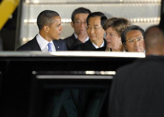 오바마 미국 대통령이 2010년 11월 10일 밤 서울공항을 통해 입국해 마중나온 캐슬린 스티븐스 주한미대사, 한덕수 당시 주미한국대사 등과 인사하고 있다. 사진공동취재단