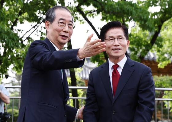 제21대 대선을 앞둔 지난 5월 8일 한덕수 당시 무소속 대통령 선거 후보가 김문수 후보와 서울 국회 사랑재에 위치한 커피숍에서 후보 단일화 관련 회동을 하고 있다. /뉴스1