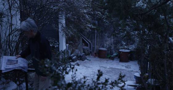 길냥이를 소중히 보살피고, 아침에 신문을 줍는 일로 하루를 시작하고, 가족과 시간을 보내는 ‘인간 김우창’의 삶이 영화에 담겼다. [사진 영화사 시월]