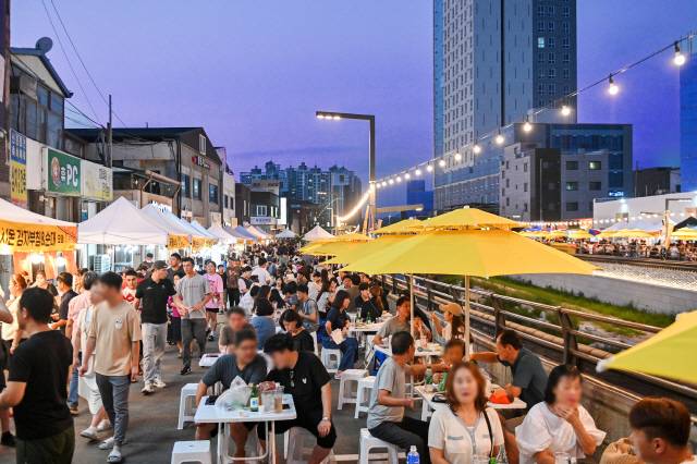 ▲ 원주 우산천 하이볼거리 야시장 ‘우산지락’ 이 처음 개최된 2024년 축제 현장. 수많은 인파가 몰리며 성공적 축제 출발을 알렸다.