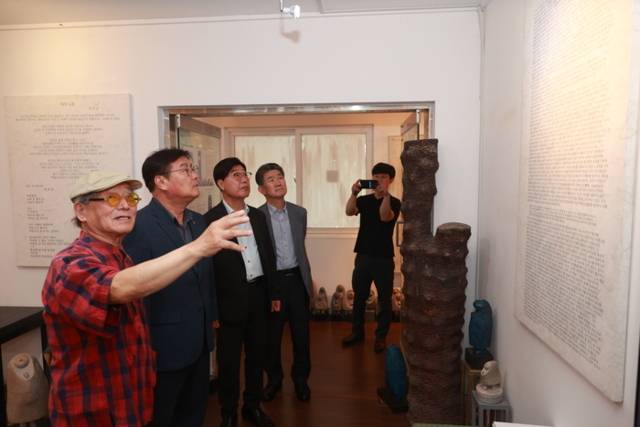 ▲ ▲박찬갑 작가가 최명서 군수와 김대경 부의장,박상헌 문화관광재단 대표 등에 자신의 작품을 소개하고 있다.