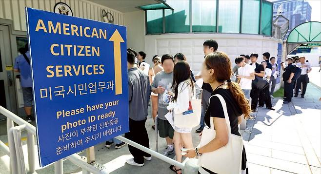 < “비자 받으러 왔어요” > 미국 비자를 발급받으려는 사람들이 서울 세종로 주한미국대사관 앞에 줄지어 서 있다.  /임형택 기자