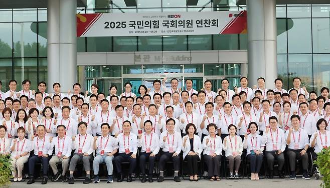 28일 인천국제공항공사 항공교육원에서 열린 2025 국민의힘 국회의원 연찬회에서 장동혁 대표, 송언석 원내대표, 나경원 의원 등 참석자들이 기념촬영을 하고 있다. / 사진=연합뉴스
