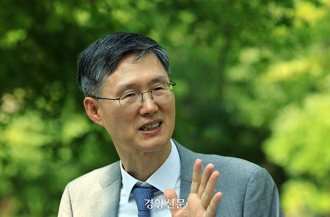 문형배 전 헌법재판소장 권한대행이 지난 19일 부산시민공원에서 ‘윤석열 탄핵심판 과정’ 등과 관련해 경향신문과 인터뷰하고 있다. 서성일 선임기자
