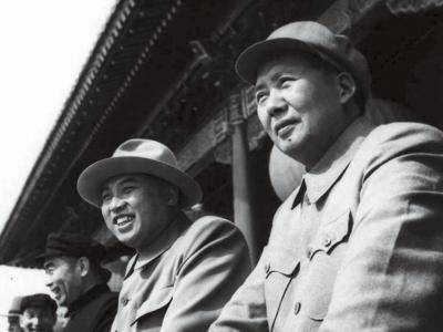 1954년 10월 1일 열병식을 함께 지켜보는 김일성 전 북한 주석(오른쪽 둘째)과 마오쩌둥 전 중국 주석(오른쪽). 경화시보 캡처·연합뉴스