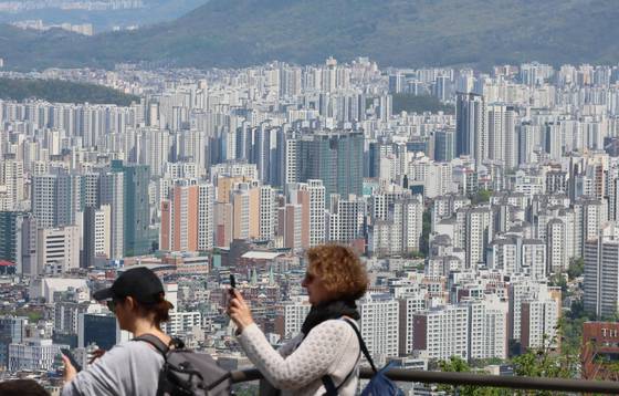 Apartment complexes in downtown Seoul as seen from Namsan Seoul Tower in central Seoul on April 23. [YONHAP]