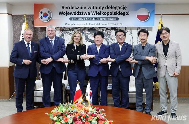 충남도의회는 지난 28일 의회에서 폴란드 비엘코폴스카주 대표단을 접견하고, 양 지역 간 교류 협력 방안을 논의했다. &nbsp;