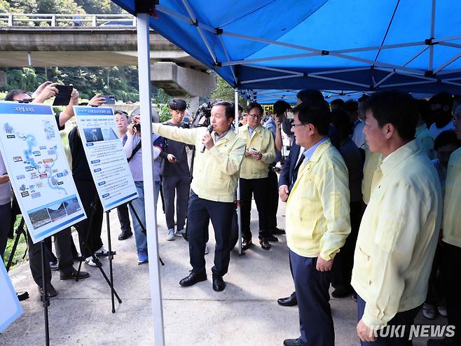 박정주 충남도 행정부지사는 29일 신규댐 정밀 재검토를 위해 댐 후보지를 방문한 김성환 환경부장관에게 “대한민국과 충남의 미래 100년을 위해 지천댐 건설은 반드시 필요하다”고 강조했다.&nbsp;