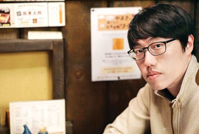 “저는 끝까지 쓰는 소설가입니다. 누가 시키지 않아도, 다 쓰지 말라고 해도, 마지막까지 쓸 겁니다.” 생전 김학찬 작가의 말이다. 지난 2월 세상을 떠난 그는 산문집 ‘투암기’와 유고 소설집 ‘구름기’로 우리 곁에 남았다. 소설집 제목 ‘구름기’는 작가가 “구름보다 신기하고 아름다운 것을 모르던 때”를 부르던 말이었다. 교유서가 제공