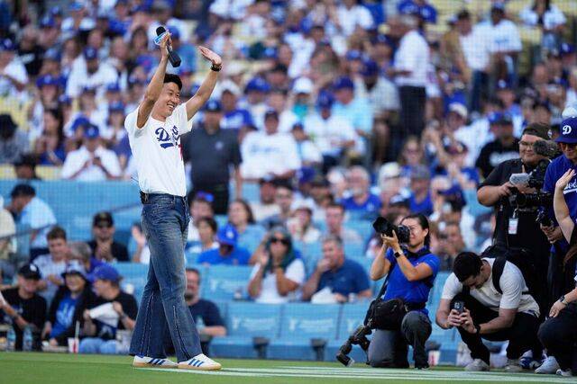 미국 메이저리그사커(MLS) 로스앤젤레스 FC의 손흥민이 같은 연고지를 쓰는 LA 다저스의 초청을 받아 27일(현지시간) 미국 캘리포니아주 LA 다저스타디움에서 열린 신시내티 레즈와의 2025 메이저리그(MLB) 경기에 시구자로 나서 관중에게 손 흔들어 인사하고 있다. 등번호 7번이 새겨진 유니폼을 입고 마운드에 오른 손흥민은 공을 스트라이크 존 안으로 던졌다. AP연합뉴스