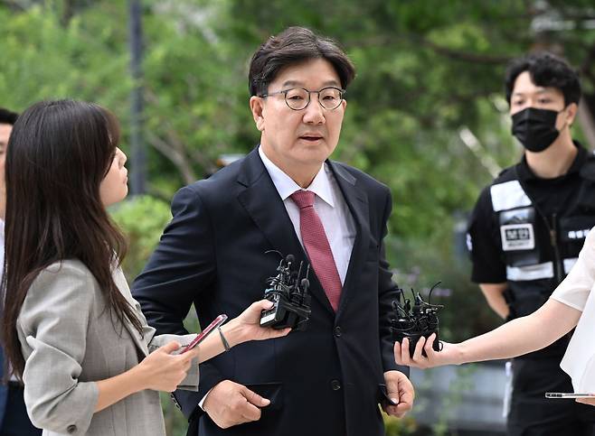 권성동 국민의힘 의원이 27일 서울 종로구 KT광화문빌딩에 있는 민중기 특별검사팀 사무실에 피의자 신분으로 출석하고 있다. 최현규 기자