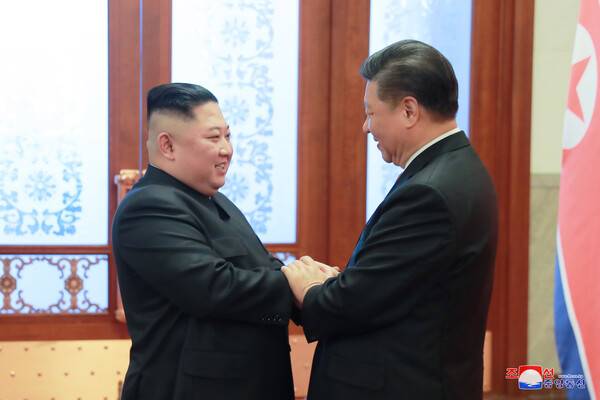 ▲김정은 북한 국무위원장이 지난 2019년 1월8일 인민대회당에서 시진핑 중국 국가 주석과 인사하는 모습을 조선중앙통신이 지난 2019년 1월10일 보도했다. ⓒ평양 조선중앙통신=연합뉴스