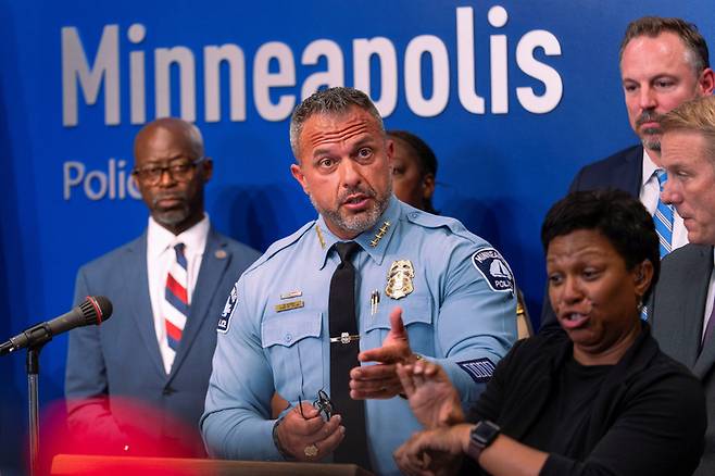 미니애폴리스 경찰서장 브라이언 오 하라가 28일(현지시간) 기자회견 중 가톨릭 학교 총격 사건과 관련해 설명하고 있다. [사진 출처 = 로이터, 연합뉴스]